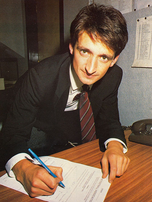 Pat Nevin signs for Everton