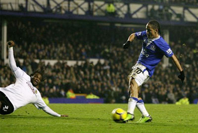 Pienaar scores