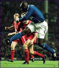 Kevin Campbell fires Everton ahead
