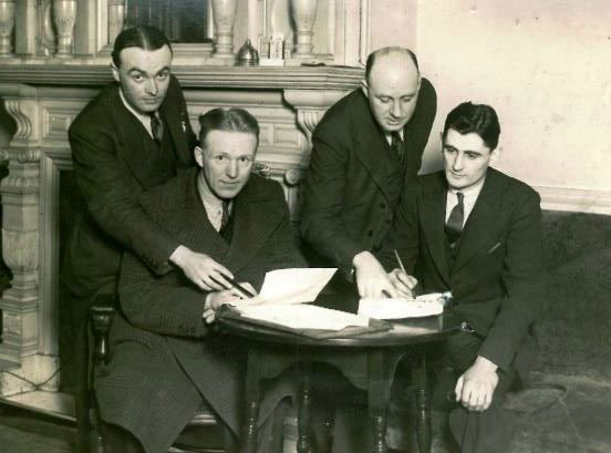 Bob Bell signs for Everton in 1936