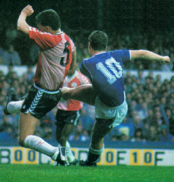 Tony Cottee in action for Everton against Southampton