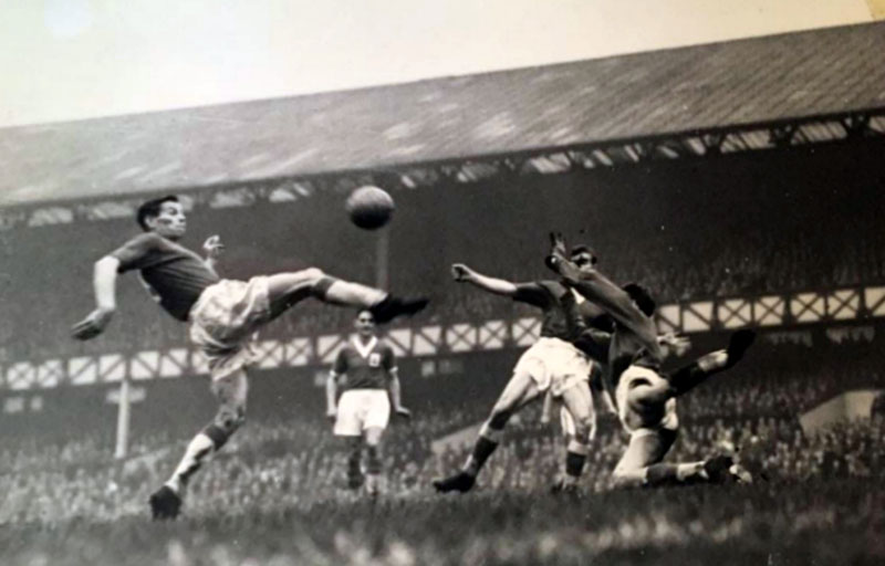 Eddie Thomas shoots against Birmingham City in 1959