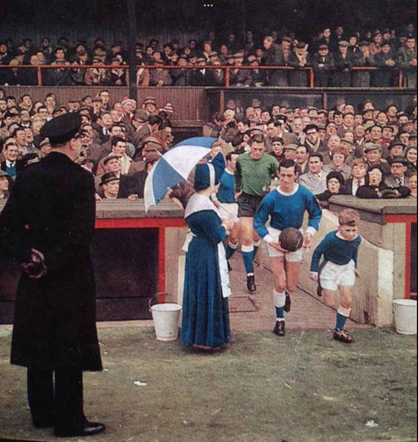 Bernard Gamble and Roy Vernon leading Everton out at Roker Park in 1964
