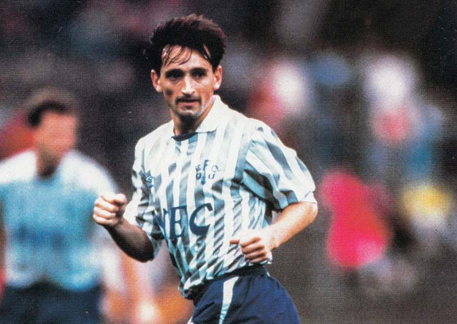 Pat Nevin playing away with Everton