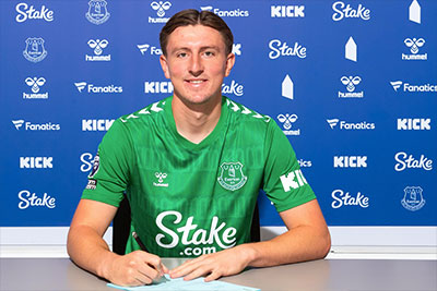 Everton's reserve keeper Billy Crellin signs new 2-year contract with the club