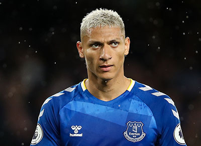 Richarlison asks for Lucas Moura's shirt while supporting him for