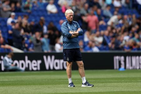 Moyes bristles at &lsquo;stupid&rsquo; cup questions but suggests Premier League trumps trophy dreams for Everton